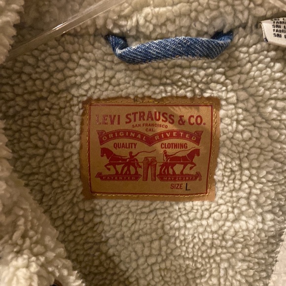 Levi’s Denim Jacket- lined with Sherpa. Size L - Picture 2 of 3